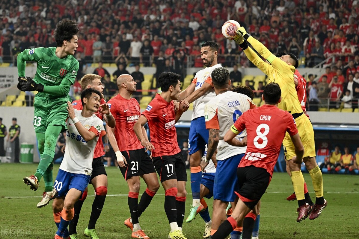 精彩足球盛事燃爆全场，观众沸腾不止的简单介绍