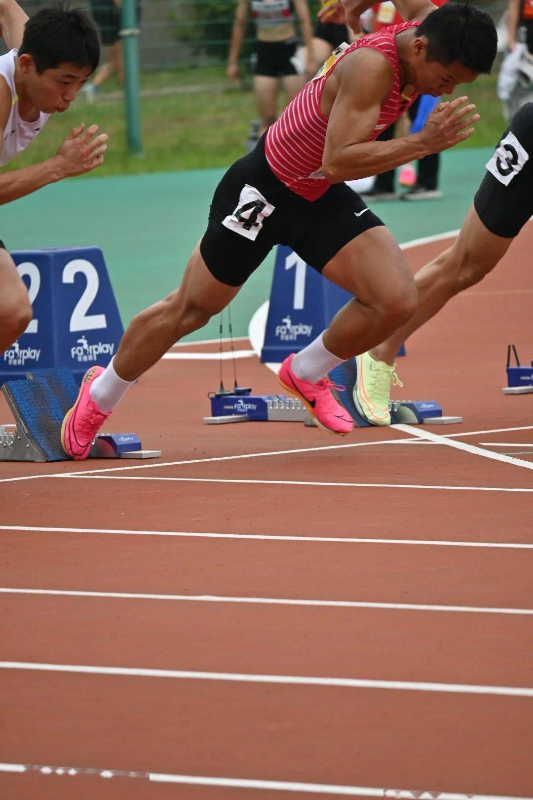 体育赛事中球员们的高强度表现